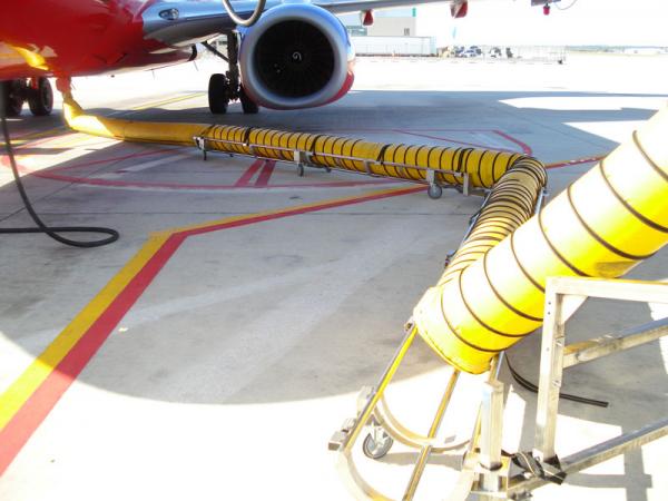 PCA hose trolley extended to aircraft